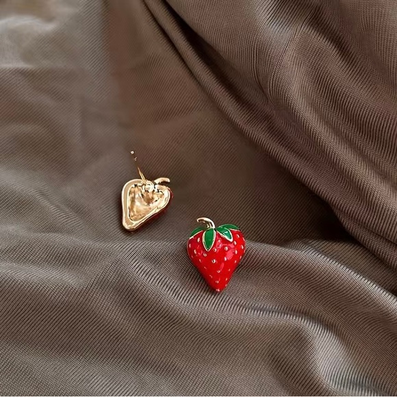 NWT 18k gold plated Red Strawberry stud earrings - Picture 5 of 8